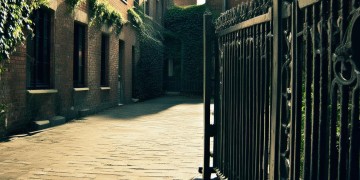 物业为什么关闸门那么早?